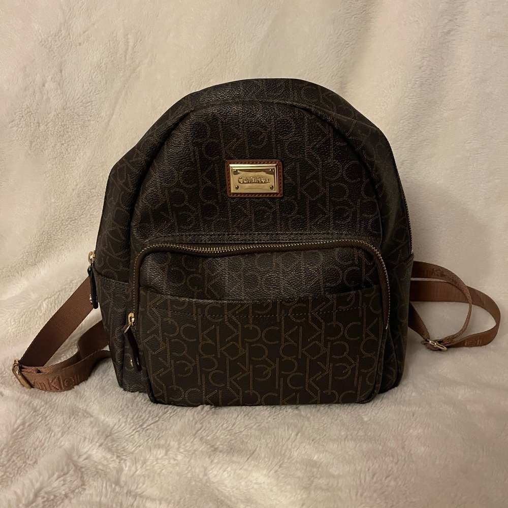 Small Calvin Klein backpack. Color: Dark brown/Khaki/Gold